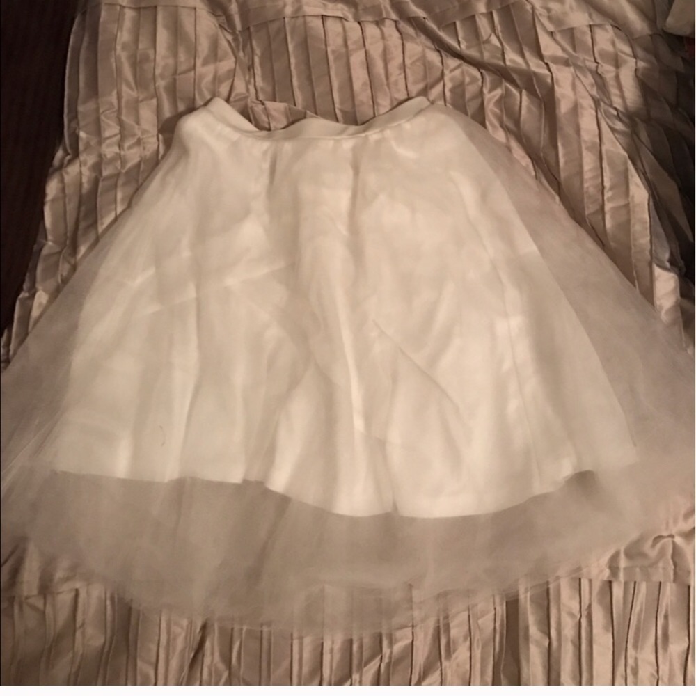 👰🏼 white tulle skirt